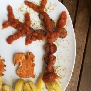 Currywurst mit zweierlei Pommes