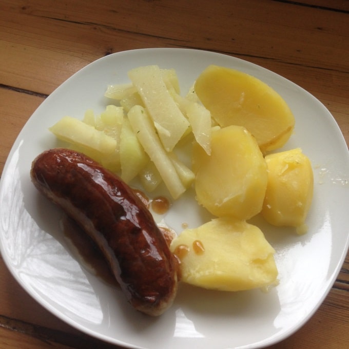Kohlrabigemüse mit Salzkartoffeln und Bratwurst - Kinder, kommt essen!