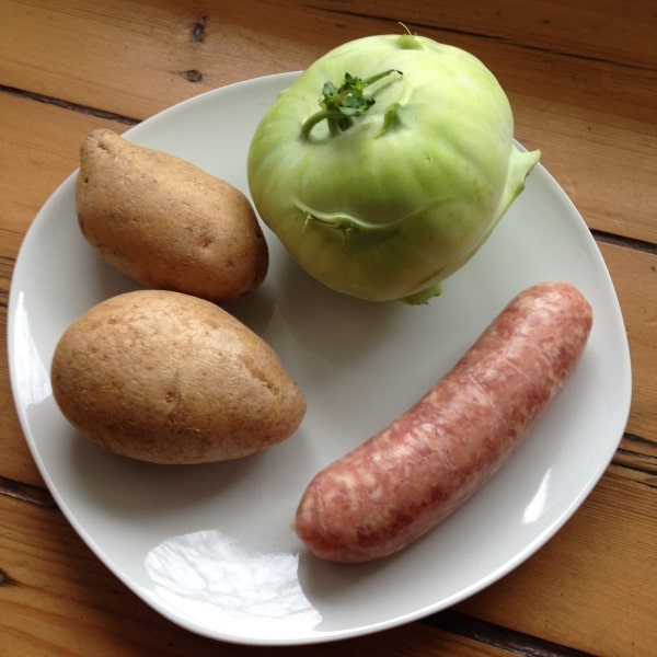 Kohlrabigemüse mit Salzkartoffeln und Bratwurst - Kinder, kommt essen!
