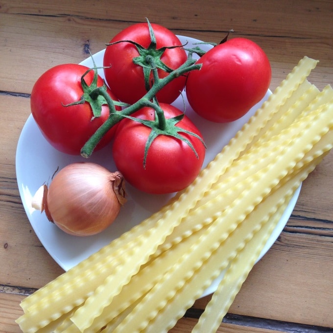 nudeln-mit-frischer-tomatensosse-zutaten