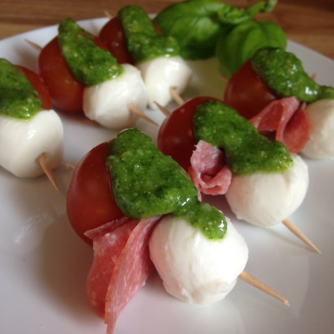 Tomaten-Mozzarella-Spieße mit Pesto verde - Kinder, kommt essen!