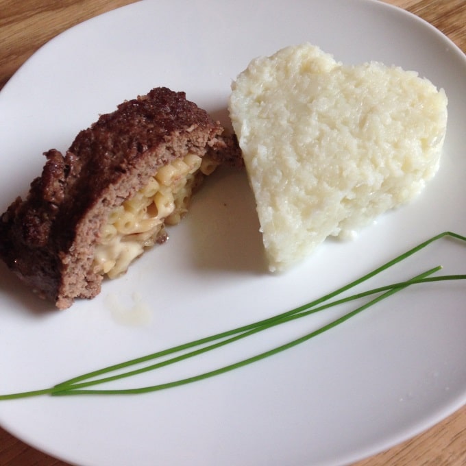 Hackbraten mit Makkaroni und Käse gefüllt - Kinder, kommt essen!