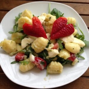 Gnocchis mit Pesto, Rucola, Mozzarella und Erdbeeren