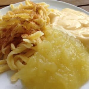 Süße Spätzle mit Apfelmus und Pudding