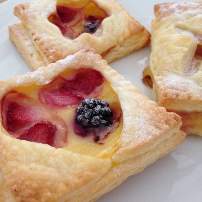 Blätterteig-Pudding-Teilchen mit Früchten - Kinder, kommt essen!