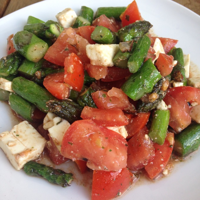 Spargel-Tomaten-Salat mit Feta