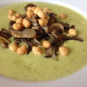 Brokkolicremesuppe mit Champignon-Topping