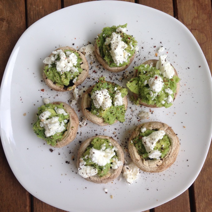 Champignons mit Avocado und Feta gefüllt - Kinder, kommt essen!