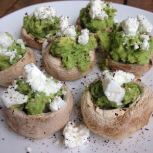 Champignons mit Avocado und Feta gefüllt