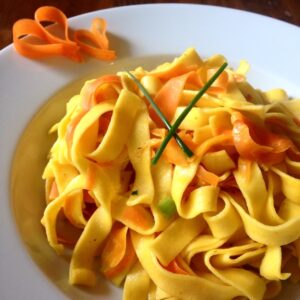 Pasta mit karamellisisierten Möhren in Curry-Sahne-Soße