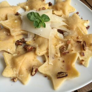 Ravioli mit Kürbis-Frischkäse-Füllung und Walnüssen