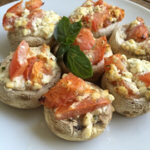 Champignons mit Tomate und Frischkäse gefüllt