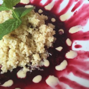 Süßer Couscous mit blau-roter Grütze