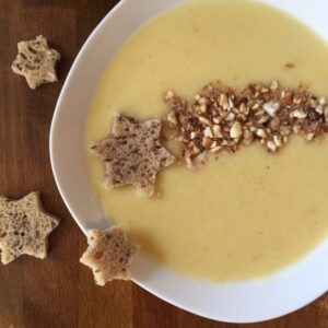 Blumenkohlcremesuppe mit Nusscrunch