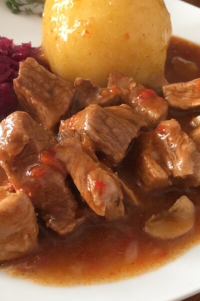 Gulasch mit Kartoffelklößen und Rotkohl