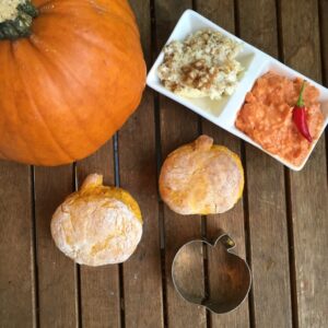 Kürbisbrötchen mit Walnuss- und Tomatenbutter