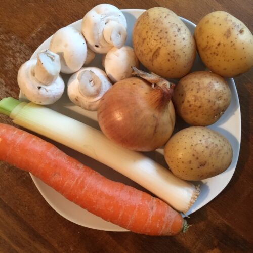 Kartoffelsuppe mit Knoblauch-Joghurtsoße und Champignon-Topping ...
