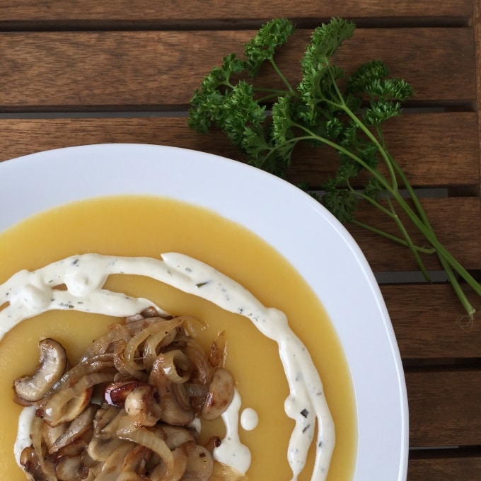 Kartoffelsuppe mit Knoblauch-Joghurtsoße und Champignon-Topping ...