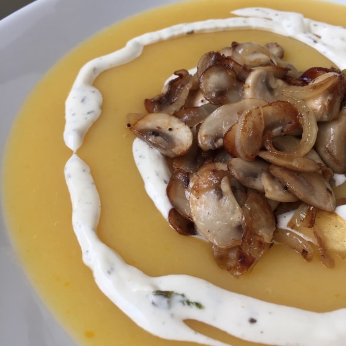 Kartoffelsuppe mit Knoblauch-Joghurtsoße und Champignon-Topping ...