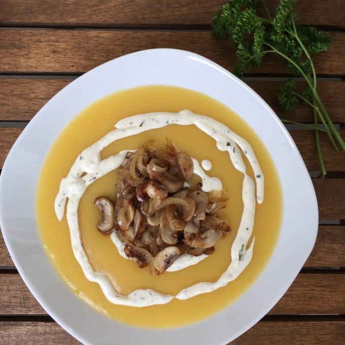 Kartoffelsuppe mit Knoblauch-Joghurtsoße und Champignon-Topping ...