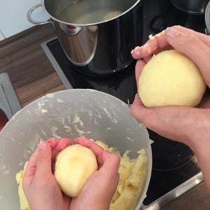 Gulasch mit Kartoffelklößen und Rotkohl