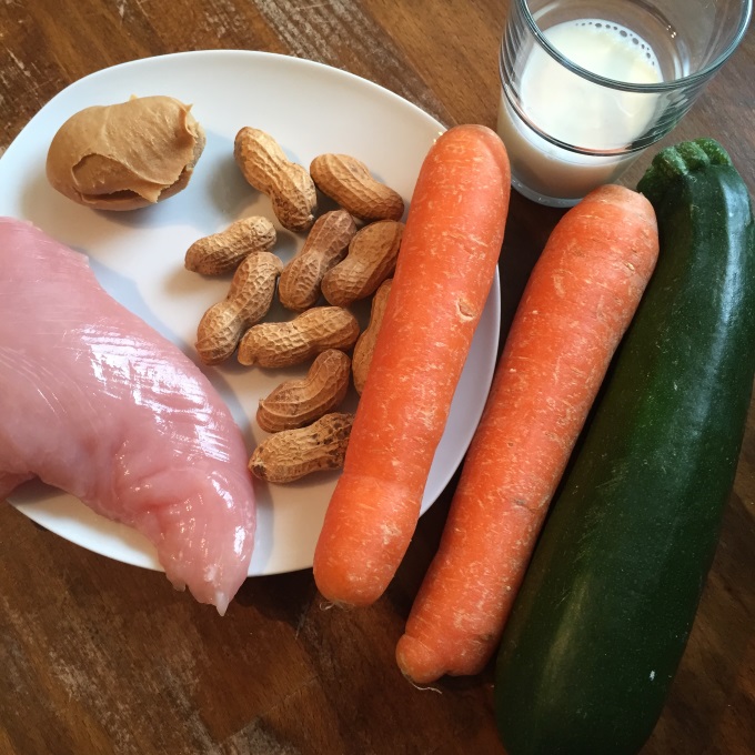 Hähnchen mit Erdnusssoße, Gemüse und Reis - Kinder, kommt essen!