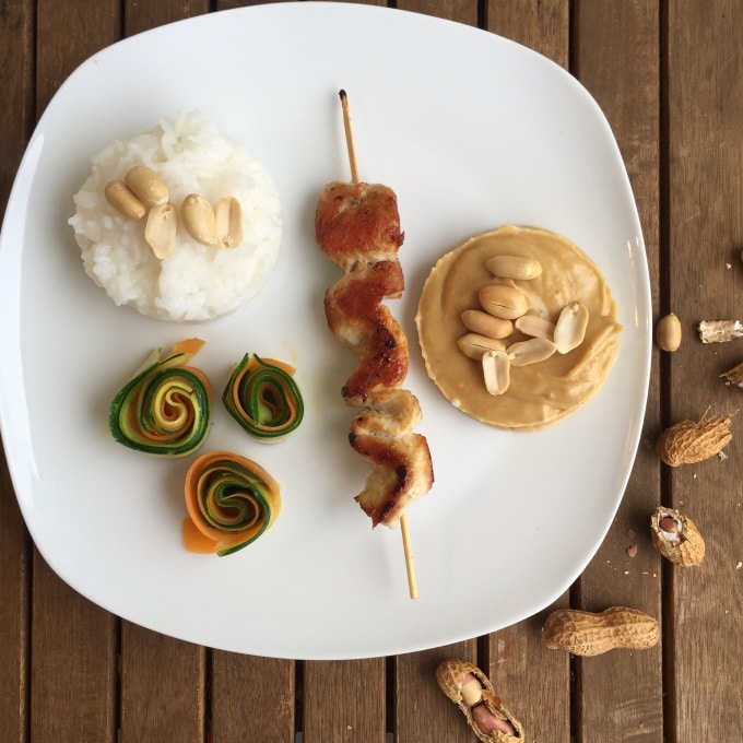 Hähnchen mit Erdnusssoße, Gemüse und Reis - Kinder, kommt essen!