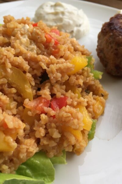 Bulgursalat mit Feta-Hack-Rollen