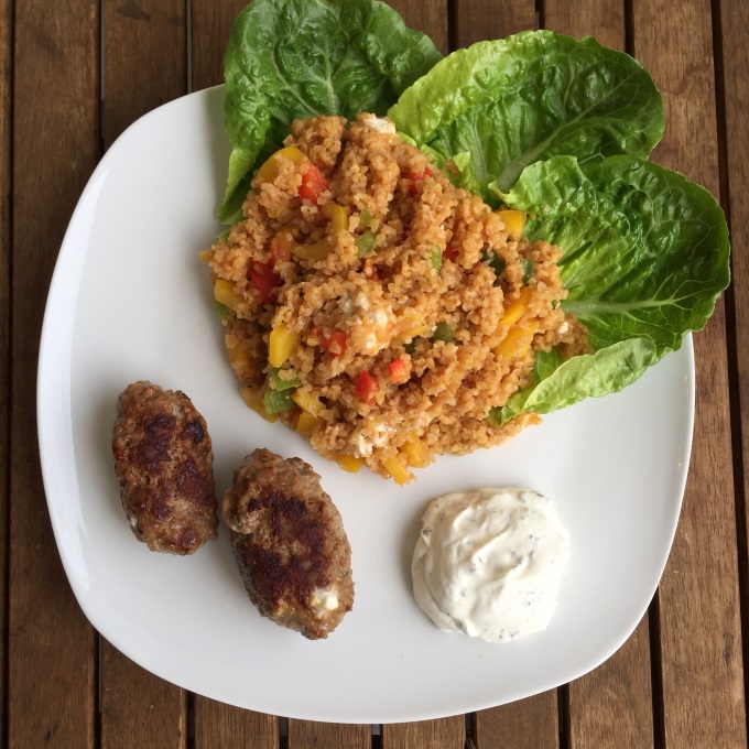 Bulgursalat mit Feta-Hack-Rollen - leckeres Rezept