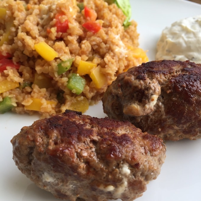 Bulgursalat mit Feta-Hack-Rollen - leckeres Rezept
