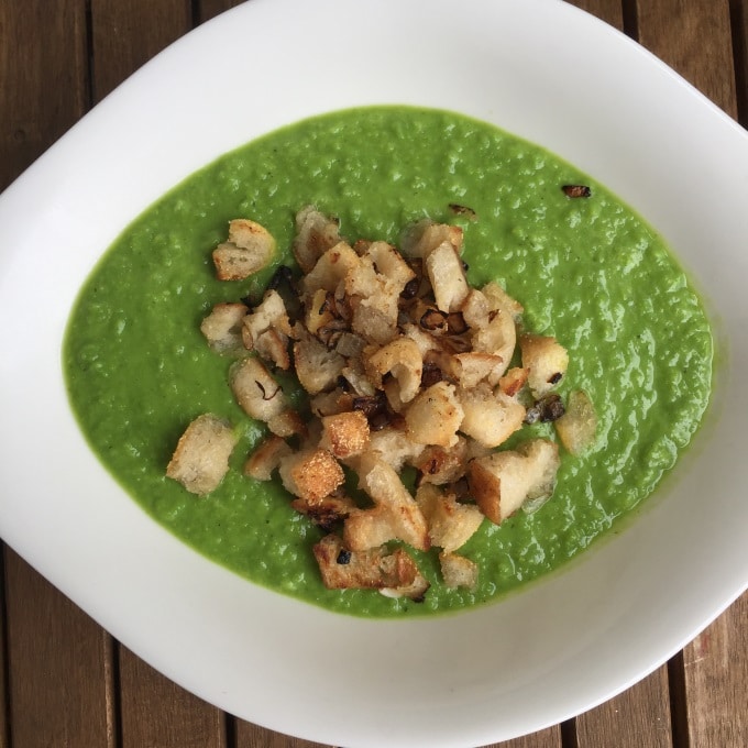 Erbsensuppe mit Zwiebel-Knoblauch-Croutons - Kinder, kommt essen!