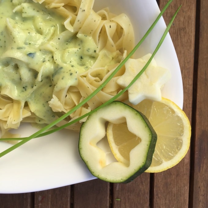Pasta mit ZucchiniSahneSoße Kinder, kommt essen!