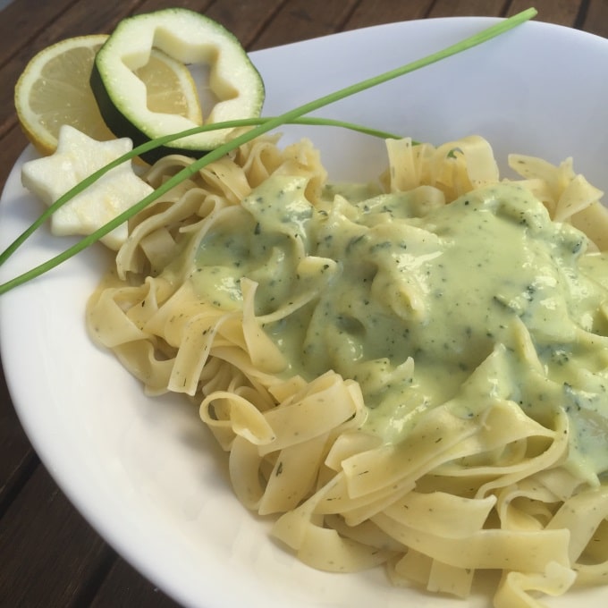 Pasta mit ZucchiniSahneSoße Kinder, kommt essen!
