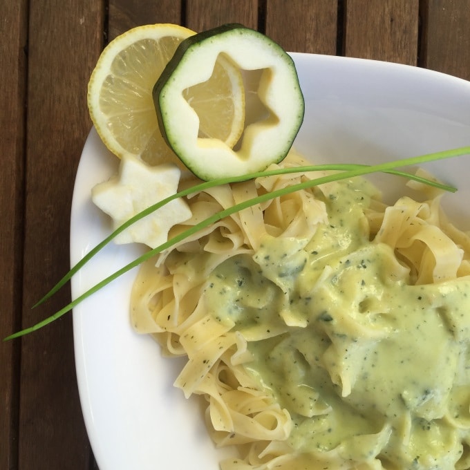 Pasta mit ZucchiniSahneSoße Kinder, kommt essen!