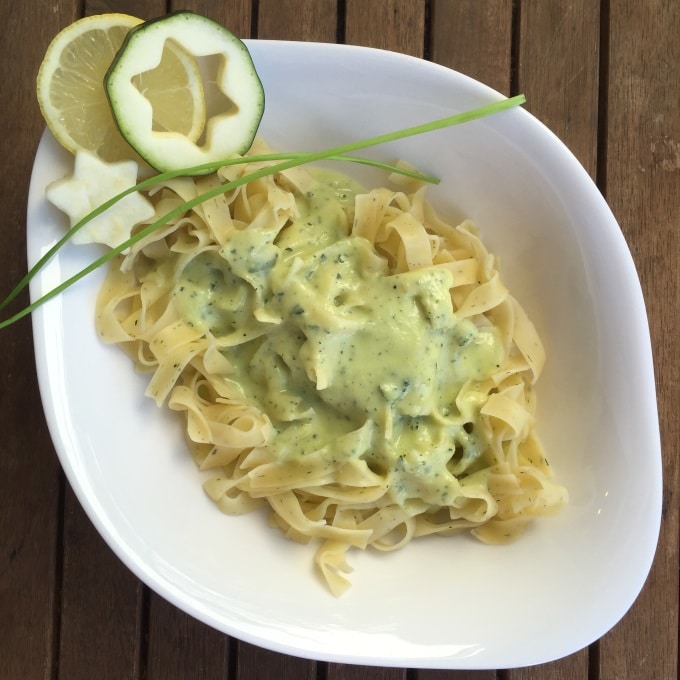 Pasta mit ZucchiniSahneSoße Kinder, kommt essen!