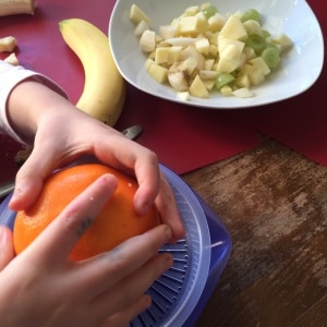 Umgang mit Messern Obstsalat Schokopfannkuchen (2)