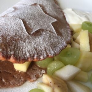 Schoko-Pfannkuchen mit Obstsalat (inkl. Kinder-Tipps für den Umgang mit Messern)