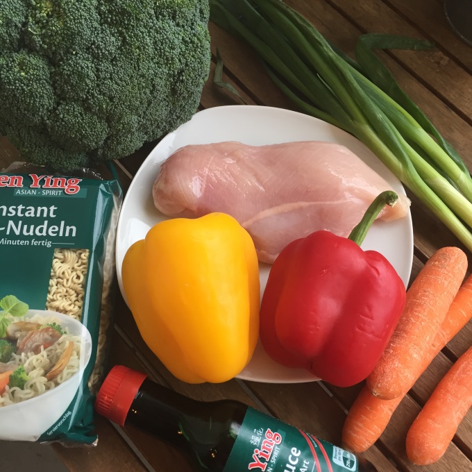 Chinesische Nudelpfanne - Kinder, kommt essen!