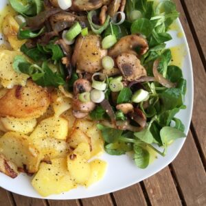 Bratkartoffeln mit gebratenen Champignons auf Feldsalat mit Honig-Senf-Dressing