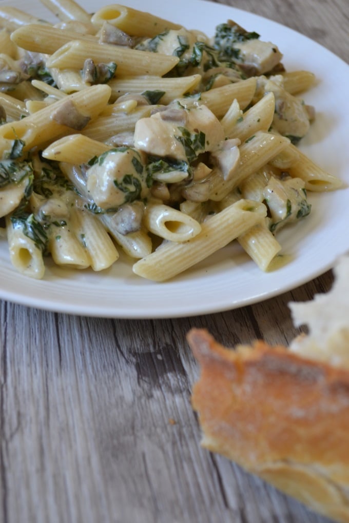 Penne mit Hähnchenbrust, Spinat und Champignons - Kinder, kommt essen!