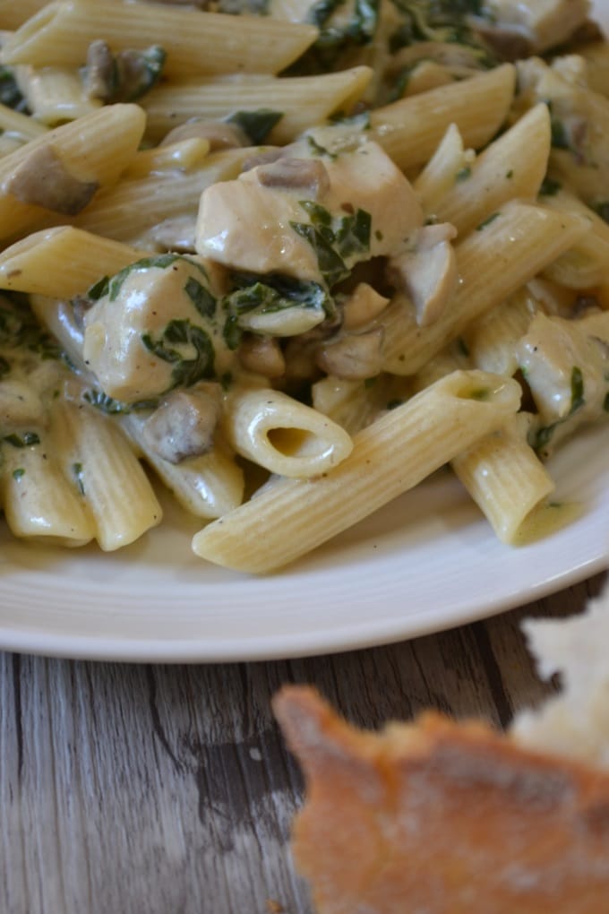 Penne mit Hähnchenbrust, Spinat und Champignons - Kinder, kommt essen!