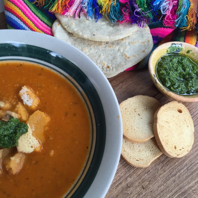 Tomaten-Kürbis-Suppe mit Basilikumpesto - Kinder, kommt essen!