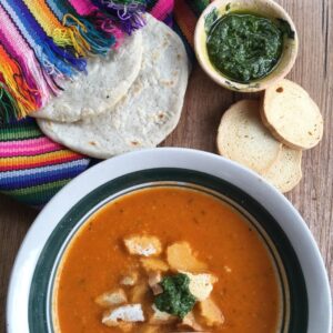 Tomaten-Kürbis-Suppe mit Basilikumpesto