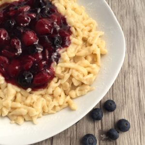 Süße Spätzle mit Kirsch-Heidelbeeren-Soße