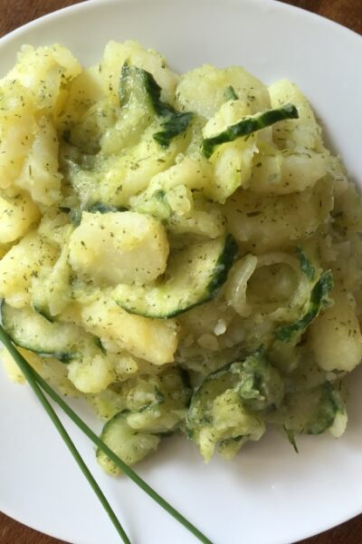 Kartoffelsalat mit Salatgurke und Dill