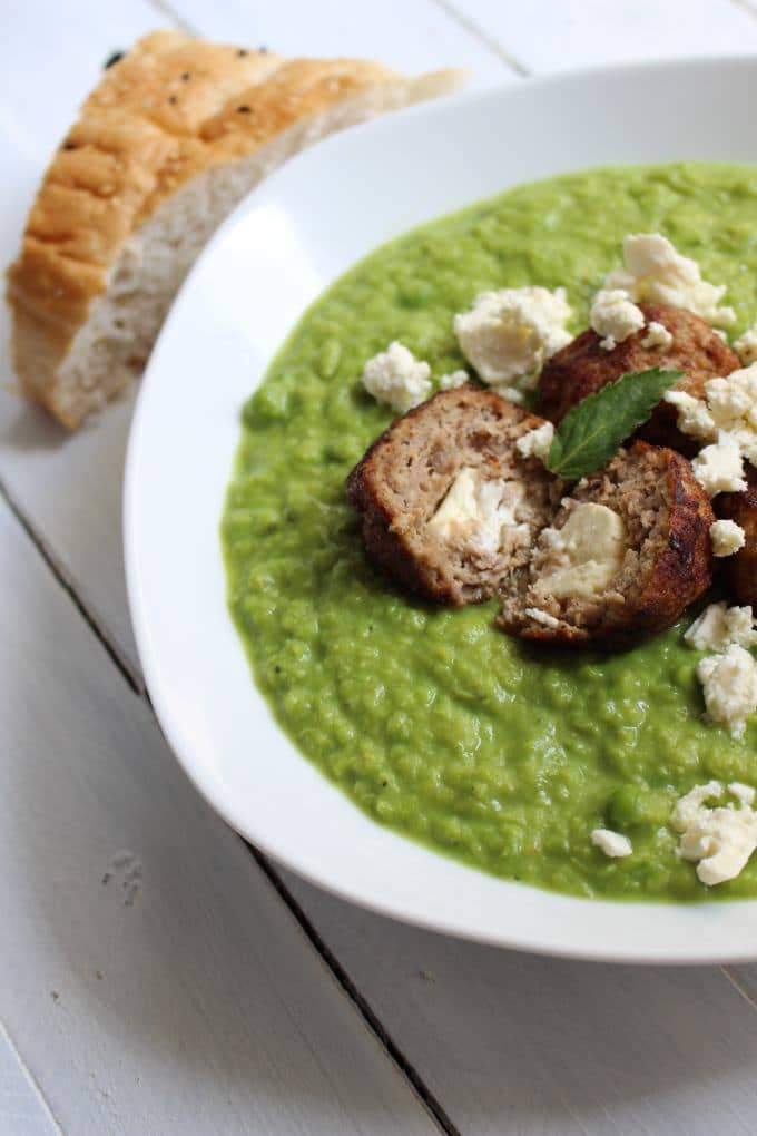 Erbsensuppe mit Joghurt und Minz-Hackbällchen