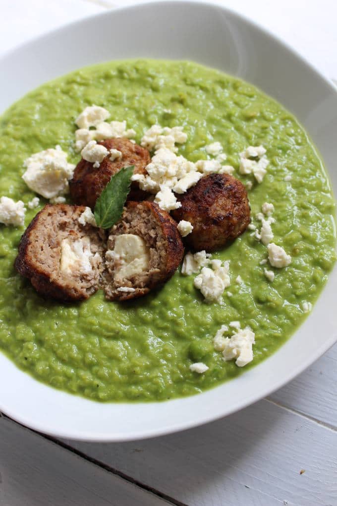 Erbsensuppe mit Joghurt und Minz-Hackbällchen