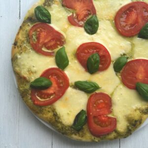 Pizza mit Pesto, Tomaten und Mozzarella