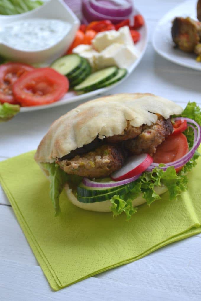 Pita-Taschen mit bunten Hackbällchen - Kinder, kommt essen!