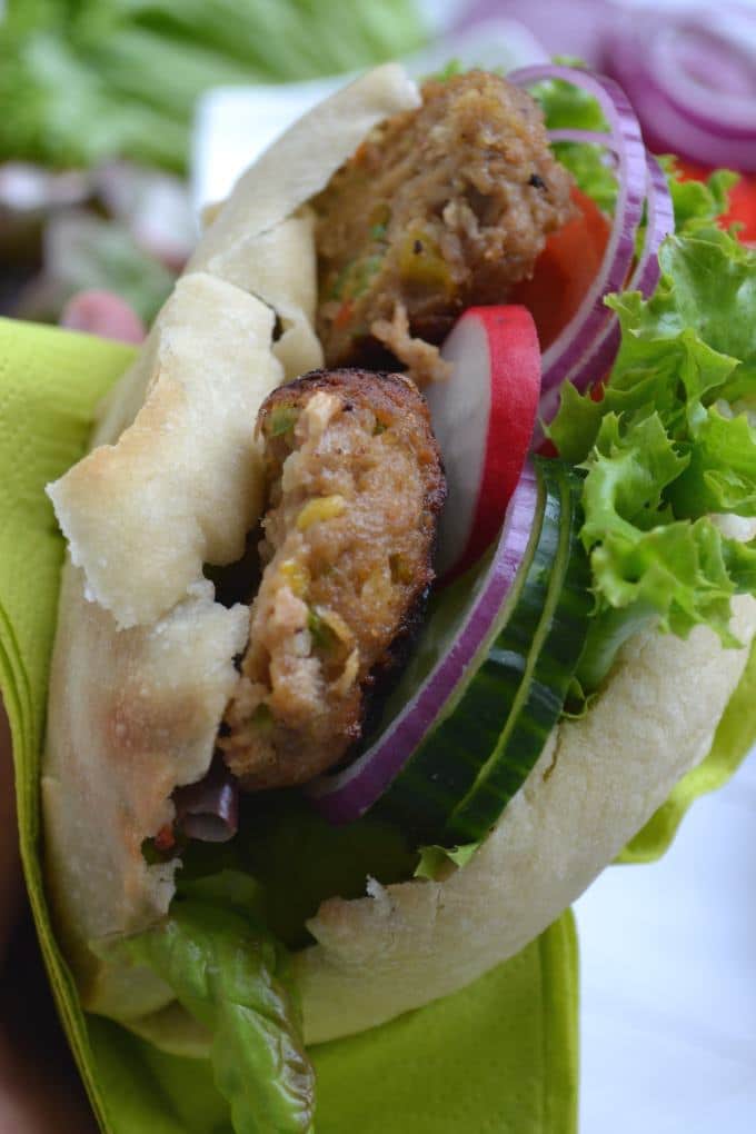 Pita-Taschen mit bunten Hackbällchen - Kinder, kommt essen!